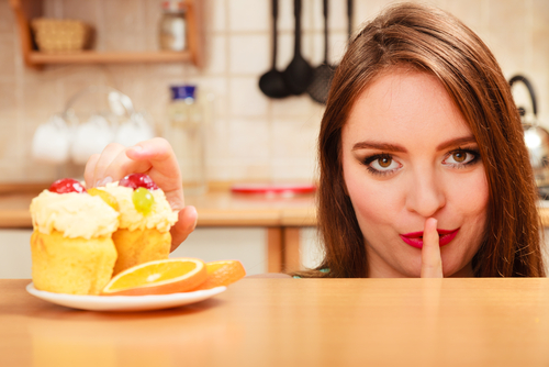femeie-mananca-secret