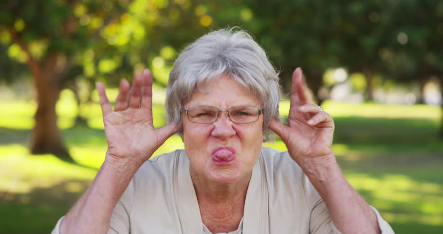 Bunicile nu vin în vizită să dea cu aspiratorul miruna ioani