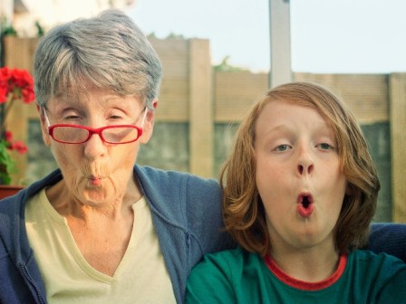 Bunicile nu vin în vizită să dea cu aspiratorul miruna ioani