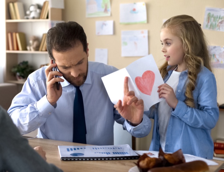 Când îmi iau ochii din telefon și îi mut pe copilul meu, îmi dau seama că nu e nimic mai frumos decât el miruna ioani