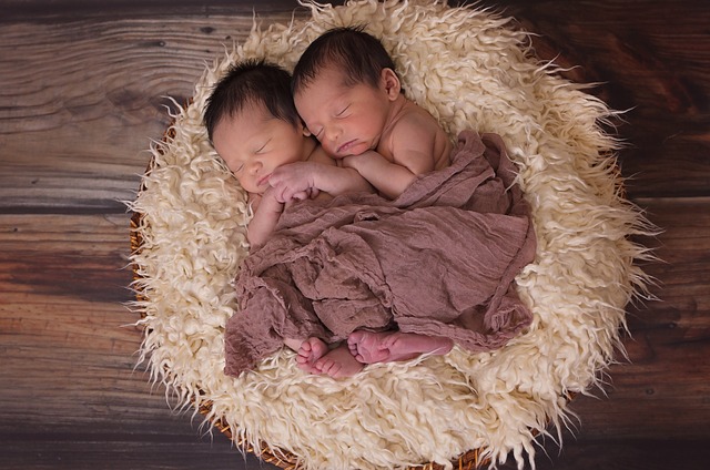 Cum pui bebelușul, din brațe, în pat fără să-l trezești- truc de la un fotograf profesionist miruna ioani