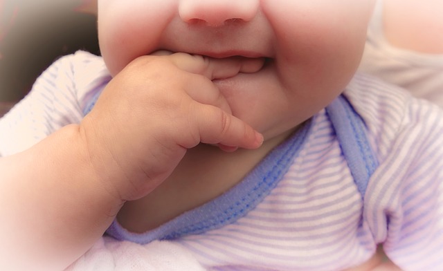 bebelușii pupă mânuțe bagă gură miruna ioani
